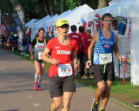 22. Europameisterschaft im 24-h-Lauf - Julia Fatton(80) und Antje Krause konzentriert am frühen Morgen; mit der 105 der Italiener Enrico Maggiola, zeitweise Platz 2 