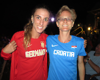 The beginning of a wonderful friendship? Nikolina Sustic und Nele Alder-Baerens nach der Siegerehrung der 100km-WM und nach Trikot-Tausch und Austausch der Handy-Nummern 